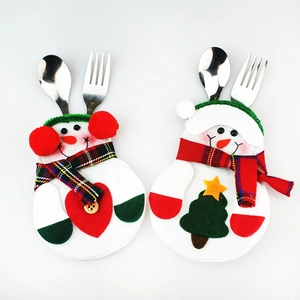 Set de fundas para cubiertos de muñeco de nieve navideño con bufandas en fondo blanco