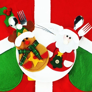 Vista detallada de porta cubiertos navideños con diseños festivos de fieltro de Papá Noel