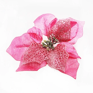 Dettaglio di un fiore di Natale artificiale rosa a tre strati con glitter argento