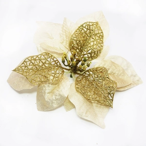 Dettaglio ravvicinato di un fiore natalizio artificiale a tre strati color oro champagne glitter