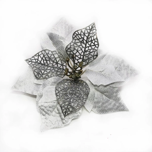 Dettaglio del fiore natalizio glitterato argento con petali a tre strati e foglie in filigrana