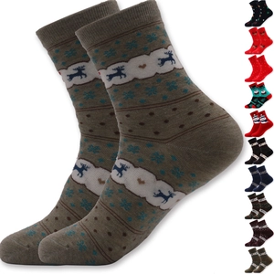 Détails de chaussettes de Noël en coton avec jacquard renne et motifs festifs