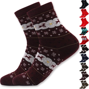 Détails de chaussettes de Noël avec motifs tricotés de rennes, bonhommes de neige et flocons