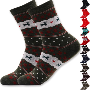 Détail de chaussettes de Noël vertes avec motifs rennes et flocons en coton tricoté