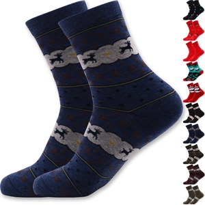 Détail de chaussettes de Noël bleu foncé avec motifs de renne et flocons de neige