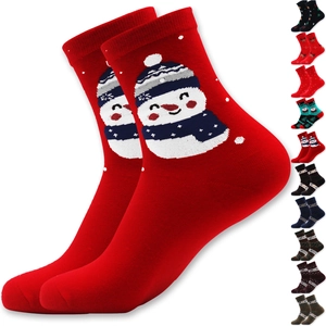 Détails de diverses chaussettes de Noël avec motifs tricotés de bonhomme de neige