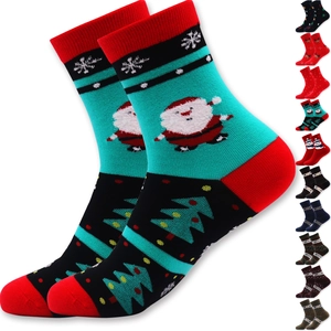 Détails de chaussettes festives en coton avec motifs de Père Noël et rennes colorés