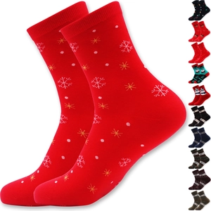 Vue détaillée de chaussettes de Noël rouges avec motifs de flocons blancs et dorés