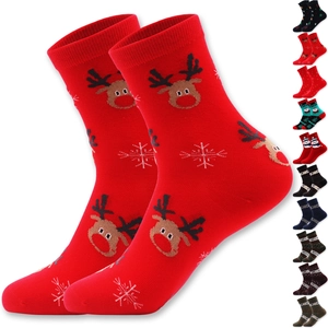 Détail de chaussettes de Noël rouges avec motif renne et diverses variantes de styles festifs