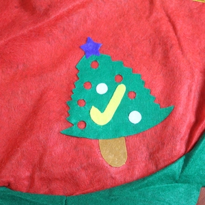 90cm red non-woven Christmas tree skirt featuring festive green tree appliques and patterns