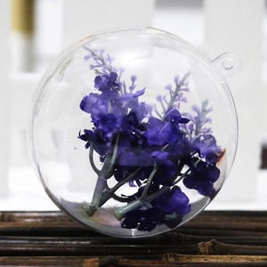 Dettaglio macro di pallina di Natale in acrilico trasparente con fiori di lavanda