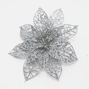 Vue détaillée d'une fleur de Noël argentée scintillante pour décoration de sapin