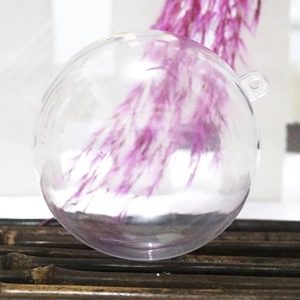 Dettaglio di una pallina di Natale trasparente riempibile con gancio per decorazioni DIY