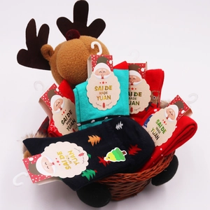 Chaussettes de Noël en coton avec motifs festifs du Père Noël et de renne dans un panier