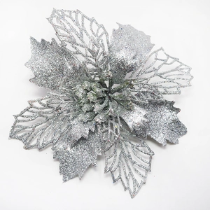Détail d'une fleur de Noël argentée de 15 cm avec paillettes et pétales ajourés