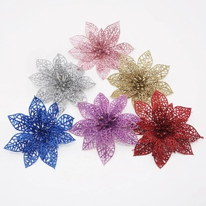 Détail de fleurs de Noël artificielles en maille pailletée dans six couleurs éclatantes