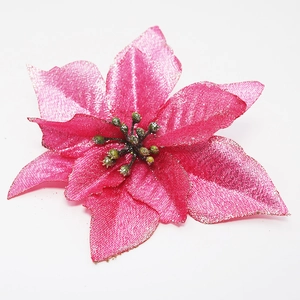 Detail van roze kunstmatige kerstbloem met zilveren glitters en centrale bloemstempels