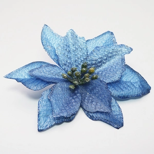 Blauwe kunstkerstbloem met glitterblaadjes en groene meeldraden voor de kerstboomdecoratie