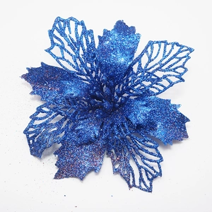Detailopname van blauwe glitter kerstster met holle bloembladtextuur voor de kerstboom