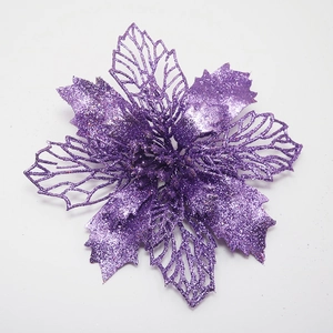 Macro-detail van paarse glitter kerstbloem met ingewikkelde holle mesh bloemblaadjes