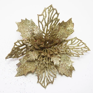 Macro-opname van gouden glitter kerststerbloem met fijne opengewerkte bladstructuur