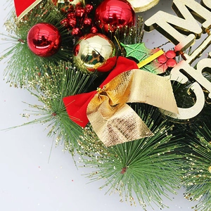 Couronne de Noël 40cm avec nœud rouge, cloches dorées et signe Merry Christmas