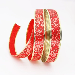 Rotes Dekoband mit goldenen Spiralen und Drahtkante für Weihnachtsgeschenke
