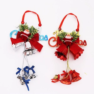 Decorazione Appesa a Campana Merry Christmas Con Figura di Babbo Natale Fiocco Aghi di Pino PVC Metallo Casa Porta
