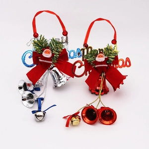 Campanelle natalizie rosse e argento con figurine di Babbo Natale e scritta Merry Christmas