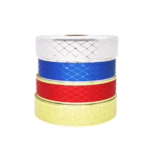 Nastri natalizi con motivo a rombi in argento blu rosso e oro per confezioni regalo
