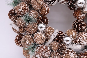 Nahaufnahme von 37cm LED Weihnachtskranz mit Zapfen und silbernen Kugeln