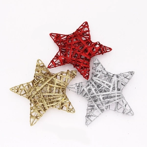 Gros plan de trois étoiles de 15cm en fil de fer rouge, doré et argenté avec paillettes
