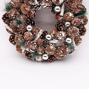 37cm LED Weihnachts-Zapfenkranz mit silbernen Ornamenten und schneeweißem Finish