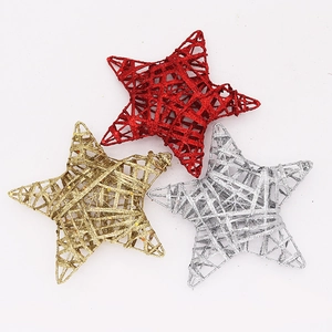Détail d'étoiles de Noël en fil de fer rouge, or et argent avec finition pailletée