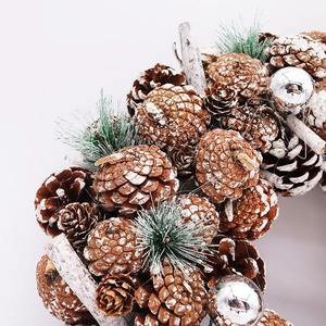 Detailansicht des 37cm LED-Weihnachtskranzes mit Zapfen, silbernen Kugeln und Kunstschnee