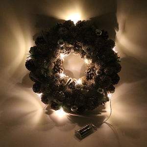 Nahaufnahme von 37cm LED Tannenzapfenkranz mit warmen Lichtern und Silberkugeln