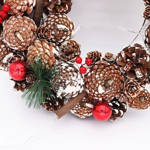 Couronne de Noël 37cm pommes de pin avec LED, baies rouges et pointes effet neige