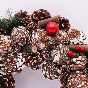 Couronne de Noël LED 37cm avec pommes de pin blanches, baies rouges et cannelle