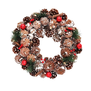 Couronne de Noël avec pommes de pin givrées, baies rouges et décoration lumineuse à LED