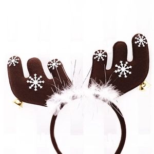 Détail d'un serre-tête en bois de renne de Noël avec plumes blanches et clochettes d'or