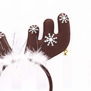 Détail du serre-tête cornes de renne avec flocons blancs, plumes et grelot doré