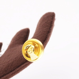 Détail de bois de renne en feutre marron avec une petite clochette en métal doré brillant