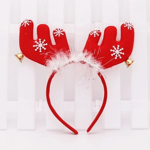 Détail du serre-tête renne de Noël rouge avec motifs flocons et clochettes dorées