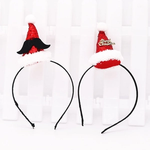 Détail de serre-têtes de Noël avec sequins rouges, bonnets de Père Noël et texte festif
