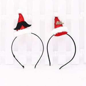 Détail de chapeaux de Noël à paillettes rouges sur serre-têtes avec texte Merry Christmas