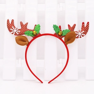 Weihnachts-Haarreif mit Rentiergeweih, Pailletten, Blättern und Glöckchen auf weißem Zaun
