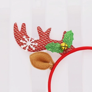 Detail eines Weihnachts-Rentier-Geweih-Haarreifs mit rotem Glitzer, Stechpalme und Glocke