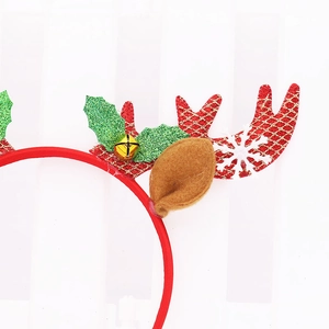 Weihnachtshaarreif mit roten Karogeweihen, goldener Glocke und Stechpalmen auf weißem Grund