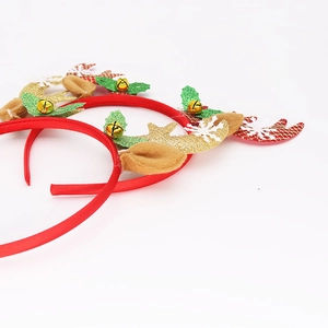 Detail von Weihnachts-Haarreifen mit rotem Stoff, goldener Pailletten-Geweih und Glöckchen