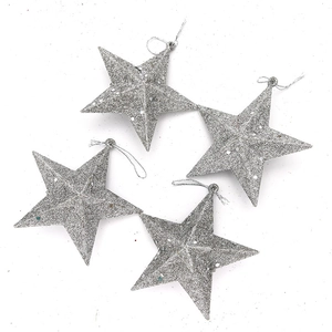 Détail de quatre étoiles pailletées argentées avec cordons pour sapin de Noël